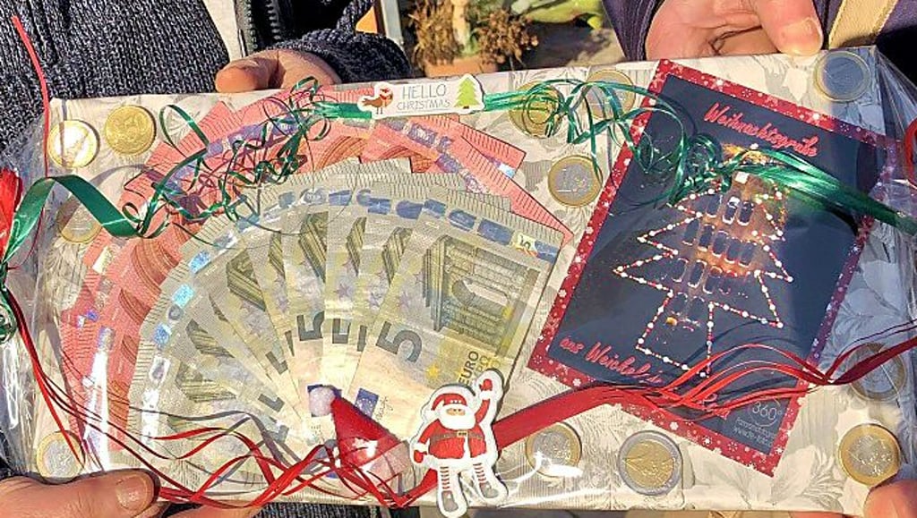 Liebevoll gestaltet ist die Spende der Sportfrauen vom SV Weickelsdorf - mit derAuto-Weihnachtsbaum-Grußkarte.