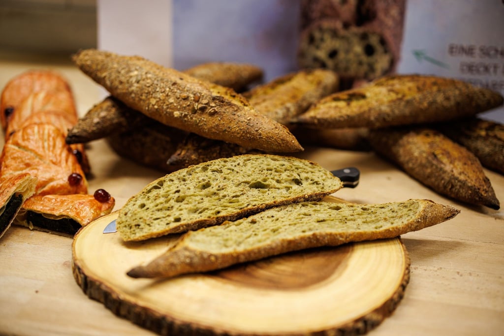 Ein aufgeschnittenes „Alguette“: ein Baguette, bei dem Algen als Zutat verwendet wurden.