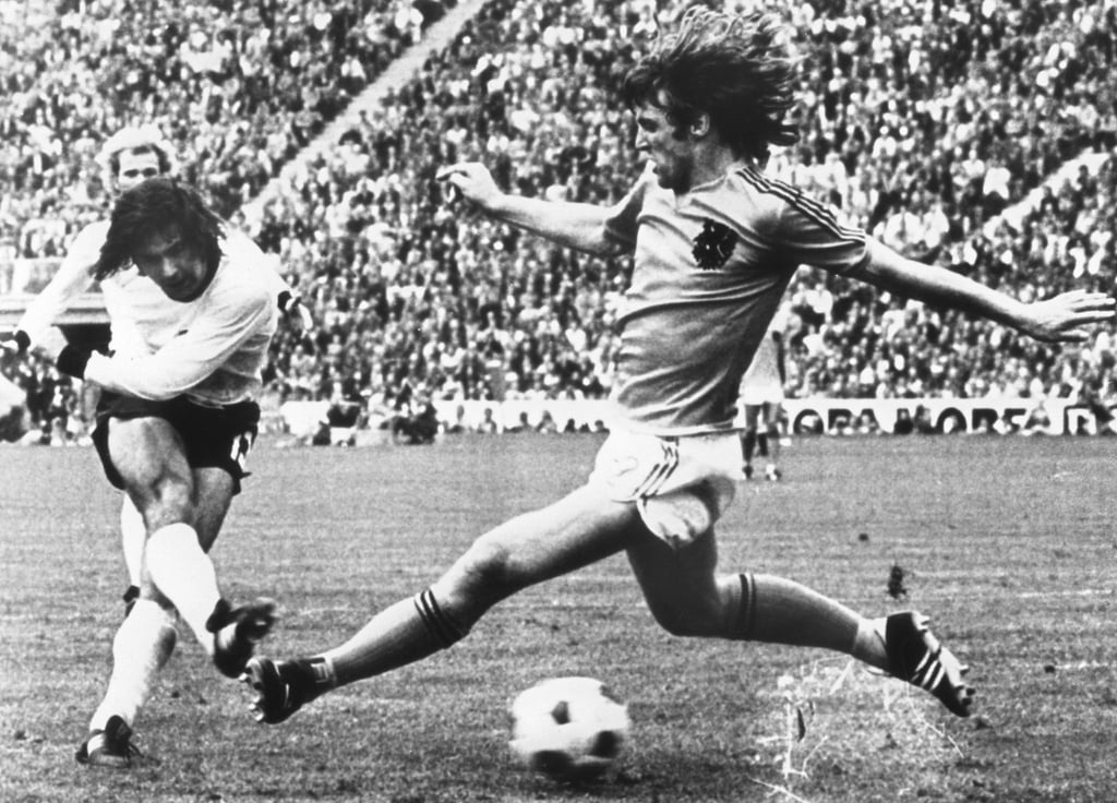 Der deutsche Stürmer Gerd Müller (l) erzielt den Siegtreffer im Fußball-WM-Finale 1974 in München.
