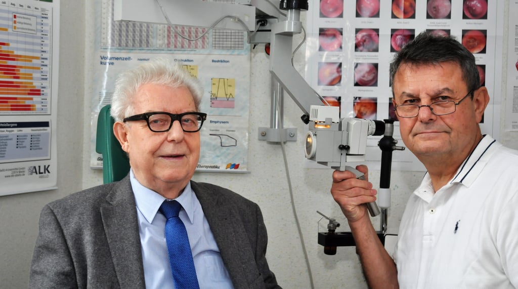 Auch Horst Leiste lässt sich von Dr. Widwald zur Vorsorge in die Ohren schauen.