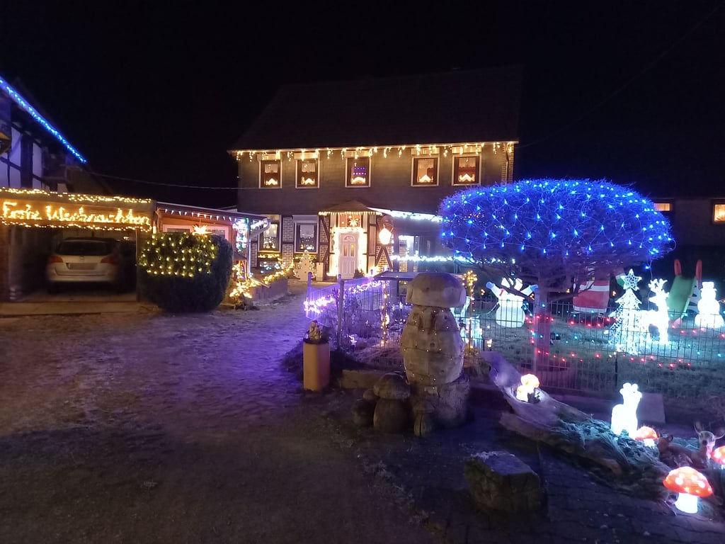 Der Hingucker schlechthin ist in der Weihnachtszeit in der Nordharz-Ortschaft Langeln ist das so genannte Weihnachtshaus in der Beckerstraße. Cornelia Haak und Sven Kempna schmücken ihr Haus seit Jahren – und jedes Jahr kommt neue Dekoration dazu.