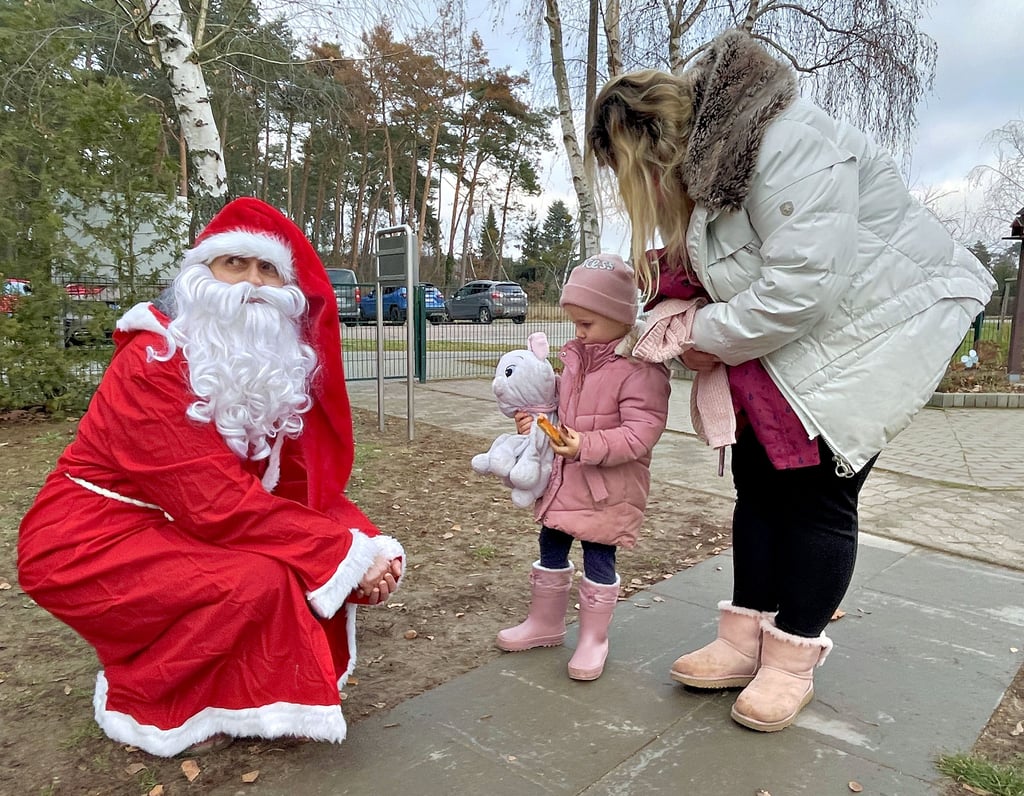Gibt es ihn nun oder nicht? Den Kindern zuliebe sollte man einfach mal sagen, „es gibt ihn“. Hier ist der Weihnachtsmann gerade in der Kindertagesstätte von Möckern unterwegs. Oder war es der Nikolaus?