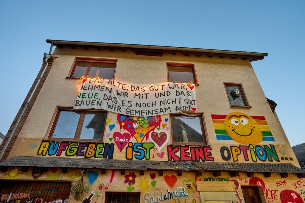 "Aufgeben ist keine Option“, steht auf der Fassade eines von der Flut zerstörten Hauses in Dernau.