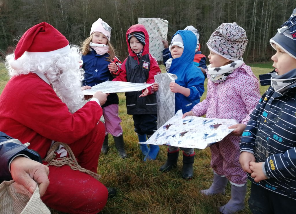 Zur Tradition im Kinderheim Staßfurt gehört ein Ausflug in den Harz nach Stangerode. Aus einem Wald kommt dann der Weihnachtsmann und beglückt die Kinder mit Geschenken. Hier freuen sich Lindsay, Severino, Nathan, Heiley und Jason (von links) über die Gaben vom Mann mit dem roten Umhang und dem langen Bart.