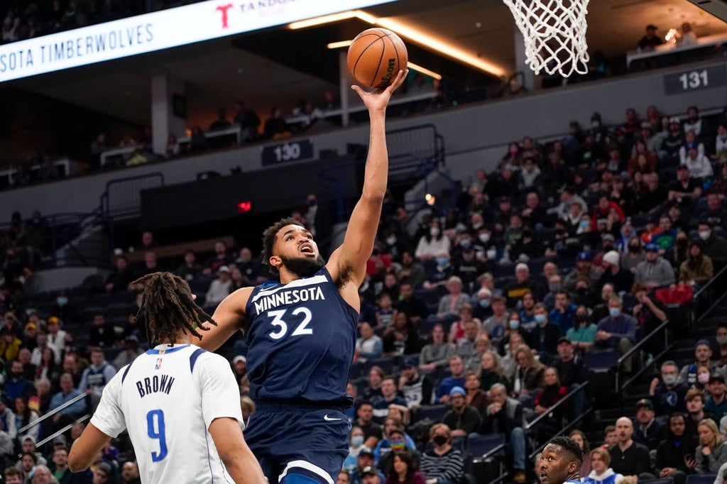 Timberwolves-Profi Karl-Anthony Towns (r) steigt gegen Moses Brown zum Dunking hoch.