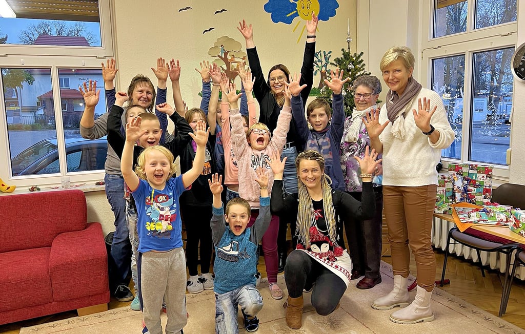 Die Freude ist riesig: Marika Streblow (hintere Reihe, Mitte) hat für jedes Kind in der Tagesgruppe der Paritäztischen Gemeinnützigen Sozialwerke in Stendal ein Geschenk mitgebracht.