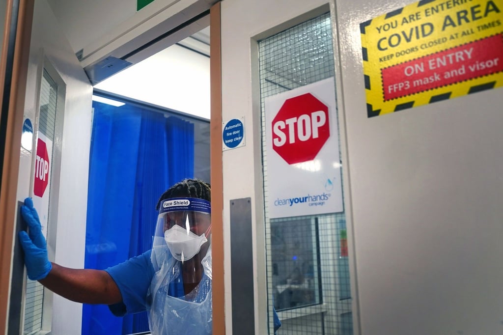 Eingang zur Covid-19-Station in einem Londoner Krankenhaus.