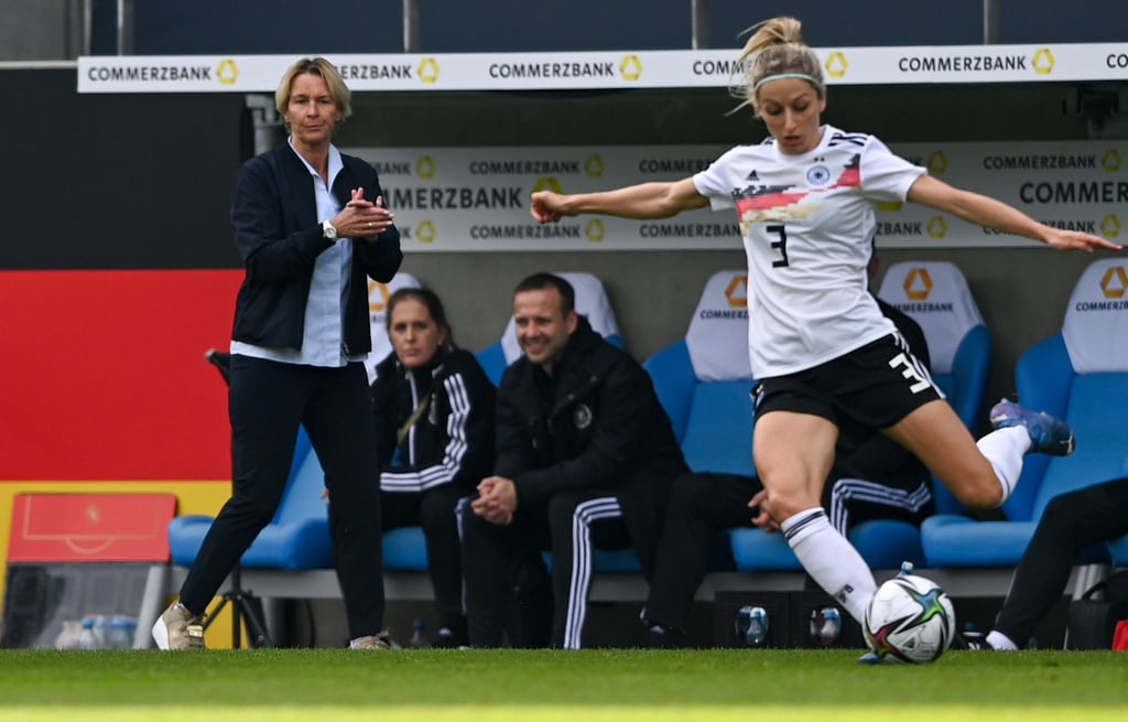 Nationalspielerin Kathrin Hendrich (r) in Aktion.