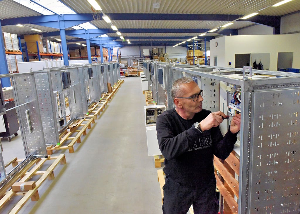 Mirko Schnorr ist einer der Mitarbeiter der Getec Sangerhausen, die im Gebäude an der Wasserschluft 206 Verteiler für einen Solarpark produzieren.