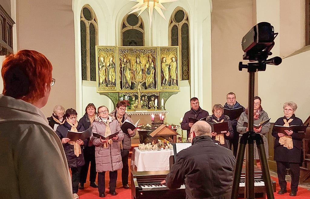 Videodreh in der Kirche in Könnern: In Pandemiezeiten soll der Weihnachtsgottesdienst auch über das Internet übertragen werden. 