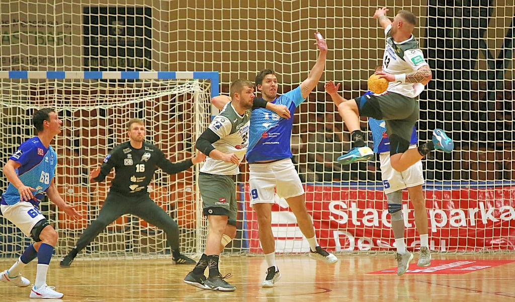Daniel Schmidt (Mitte) feierte gegen Dresden überraschend sein Comeback.