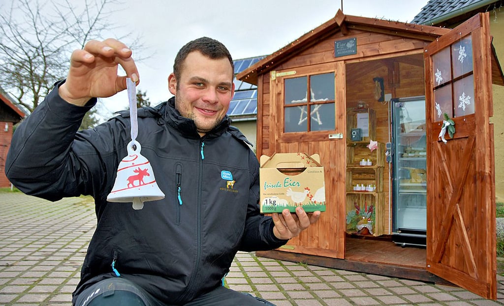 Ganz nach dem Schlager „Klingelingeling, Klingelingeling, hier kommt der Eiermann“ bietet Markus Stottmeister in Bösdorf die frisch gelegten Eier seiner 230 Legehennen an.