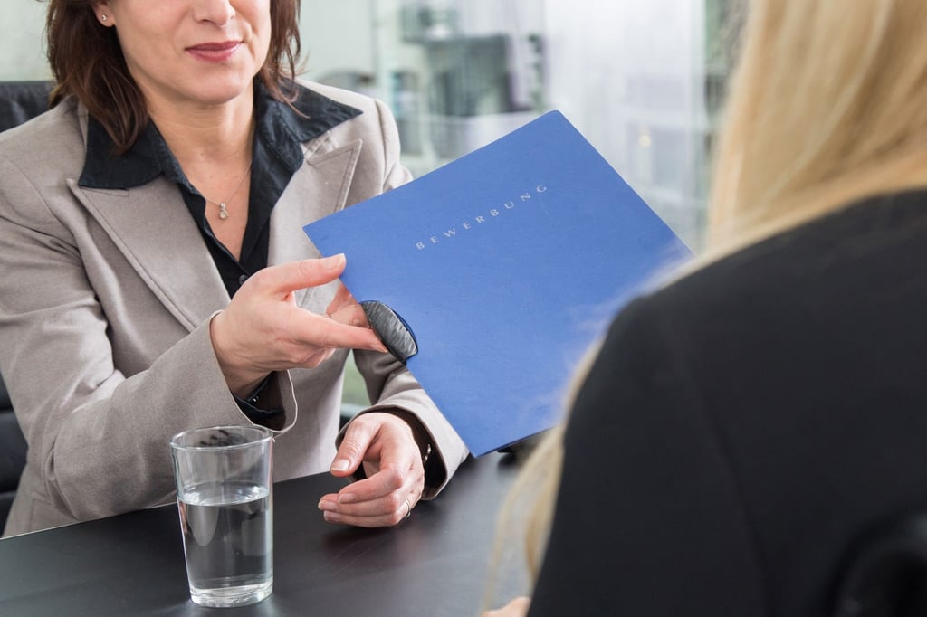 Kind unterwegs? Das geht künftige Arbeitgeber erstmal gar nichts an - wenn Bewerberinnen darüber nicht sprechen wollen.
