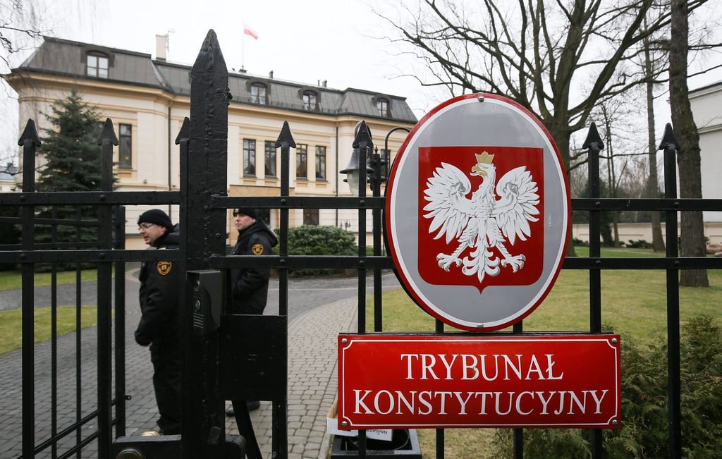 Sicherheitspersonal am Tor des polnischen Verfassungsgerichts in Warschau.