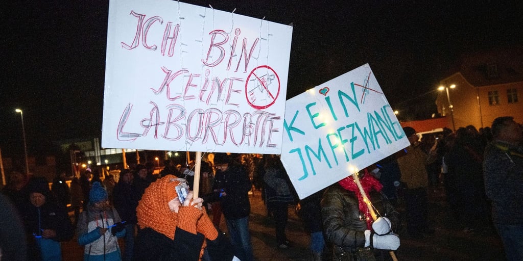 Menschen demonstrieren gegen die Maßnahmen zur Eindämmung der Corona-Pandemie.
