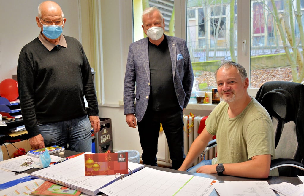 Die Vorsitzenden der beiden Theaterfördervereine, Klaus Rupprich und Konrad Kuhn, mit Bertram Beier (von links) im Büro des Disponenten und Verkaufsleiters des Nordharzer Städtebundtheaters.