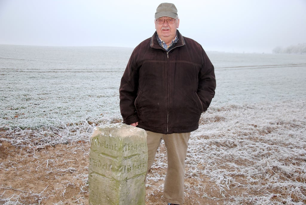 Hartmut Bock freut sich über die Wiederaufstellung des alten Jübarer Wegesteins an der Kreuzung des Stadtwegs mit dem Postweg. Der Stein war bei Erntearbeiten im August umgefahren worden.
