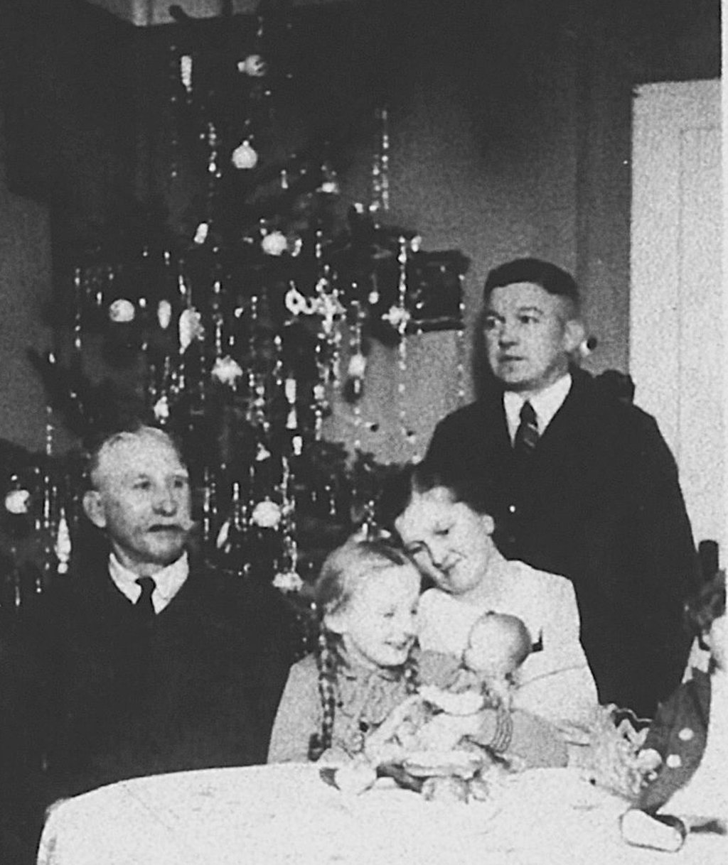 Weihnachten 1932: Die fünfjährige Edith Widder (später Sajontz) bekommt ihre erste Babypuppe von Opa Franz (links). Ihre Zieheltern Franz und Gertrud Kucharz freuen sich mit.