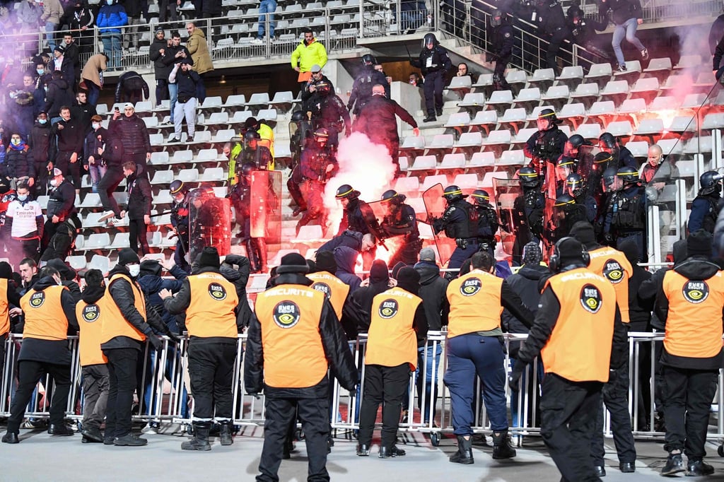 Während der Partie des FC Paris gegen Olympique Lyon kam es zu Fankrawallen.