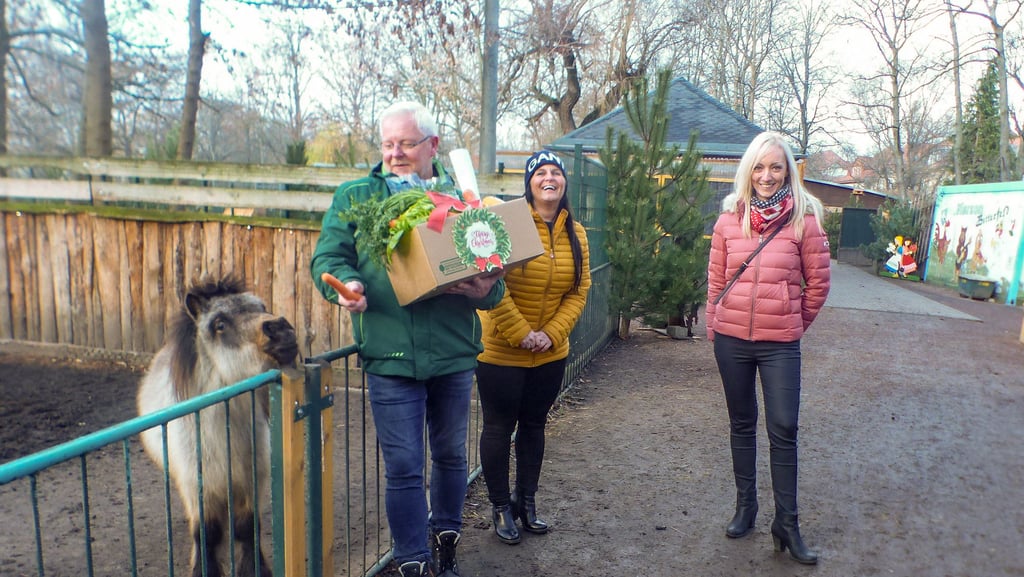 Marie Mattiza und Stefanie Rosig (v.r.) haben neben dem Geld auch eine Futterbox an Thomas Ehrlich übergeben.