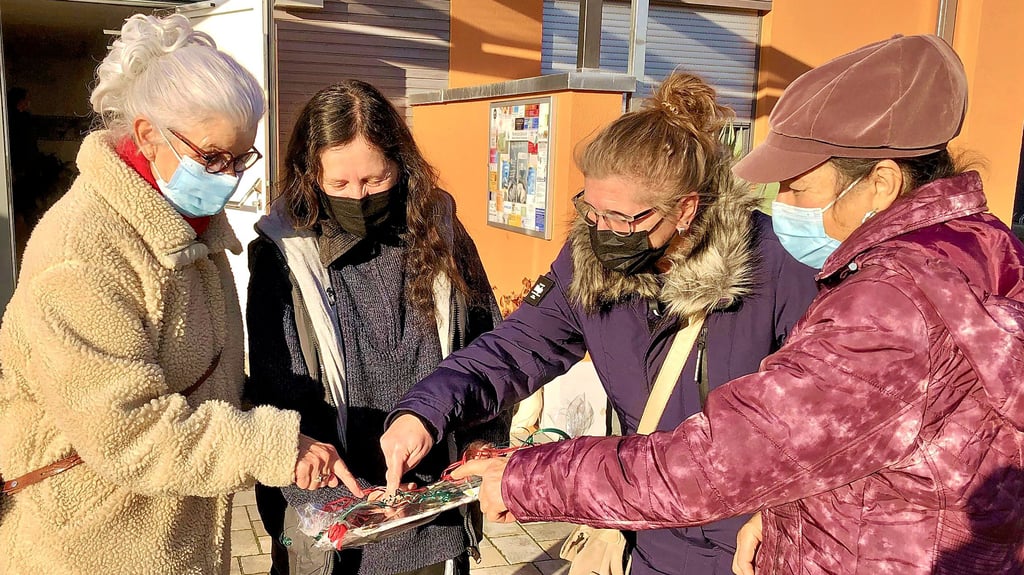 Martina Morawe übergab die Spende an Tierheimleiterin Eva-Maria Bauer gemeinsam mit Andrea Wilde und Sylvia Paul (von links). Die Sportfrauen vom SV Rot-Weiß Weickelsdorf zeigten sogar ihr Auto auf der besonderen Weihnachtskarte.