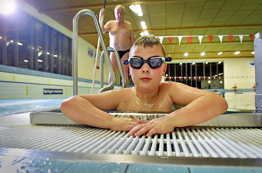 Finley hat das Seepferdchen in der „Tasche“, dank Schwimmlehrer Klaus Gatter. Das war der Wunsch des kranken Jungen.