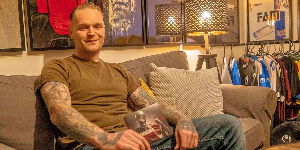 Sänger Frank Mühlenberg erzählt im heimischen Hobbyraum von der Spendenaktion seiner Band Blackest Dawn. Die Gelder sollen an die Mitteldeutsche Kinderkrebsforschung gehen.