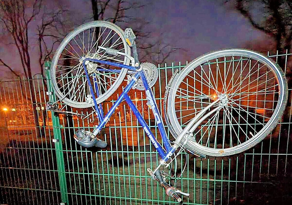 Ein gestohlenes Rad wurd am Zaun aufgehängt.