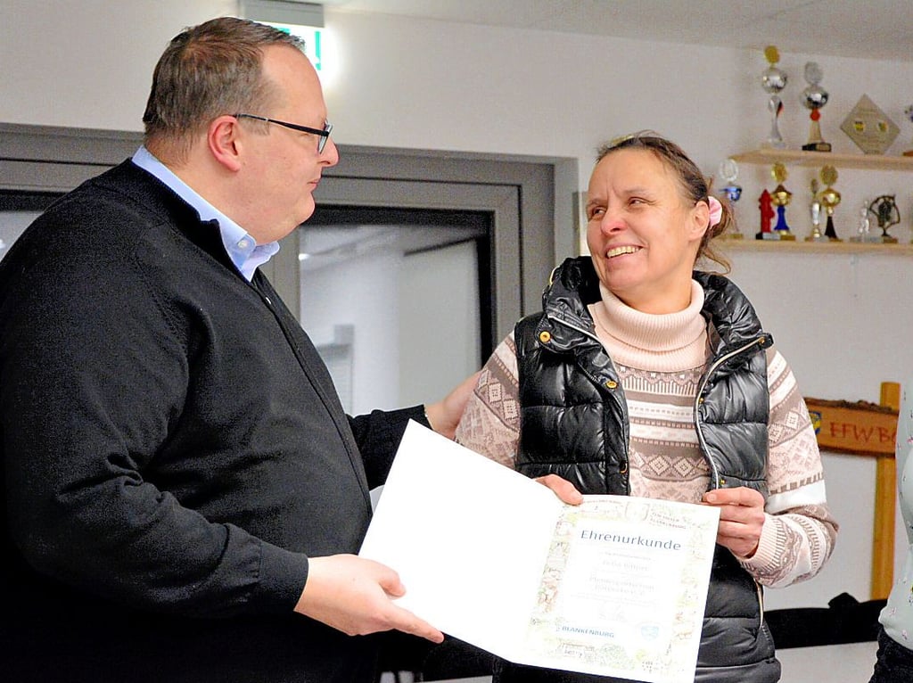 Blankenburgs Bürgermeister Heiko Breithaupt überreicht Petra Bittner vom Pferdesportverein Börnecke die Ehrenamtsurkunde .
