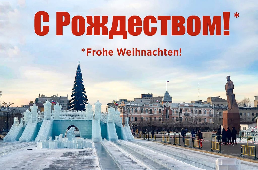 Auf dem zentralen „Leninplatz“ in Tschita wird vor Weihnachten ein Schloss aus Eis errichtet. Der Namensgebende Herr steht rechts im Bild.