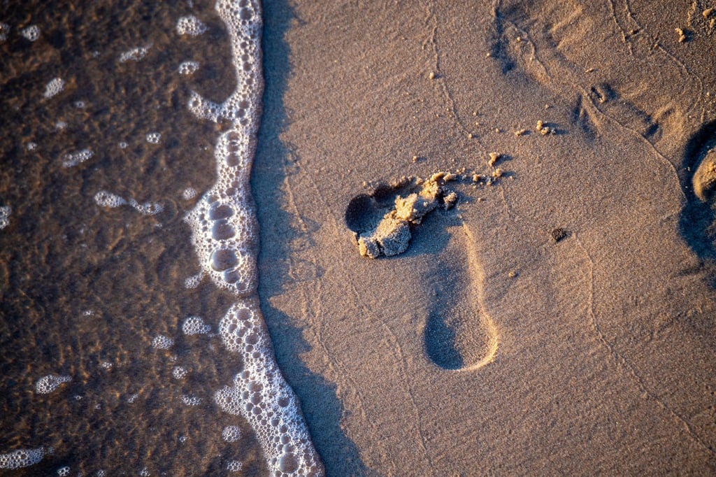 Viele Urlaubsträume sind in Corona-Zeiten wie auf Sand gebaut - die nächste Welle kann sie verschlucken.