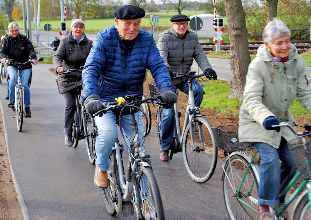 Mit dem Fahrrad so unbeschwert unterwegs zu sein wie hier bei der Eröffnung des Radweges zwischen Hohenwulsch und Bismark wird auf den drei Problemstrecken der Einheitsgemeinde Bismark kurzfristig nicht möglich sein.