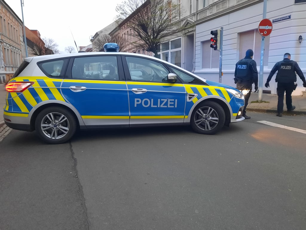 In den frühen Morgenstunden des 23. Dezembers gab es in Stendal kein Durchkommen zum Bahnhof. Die Polizei hat wegen einer Bombendrohung alle Verkehrswege gesperrt. So auch in der Frommhagenstraße.