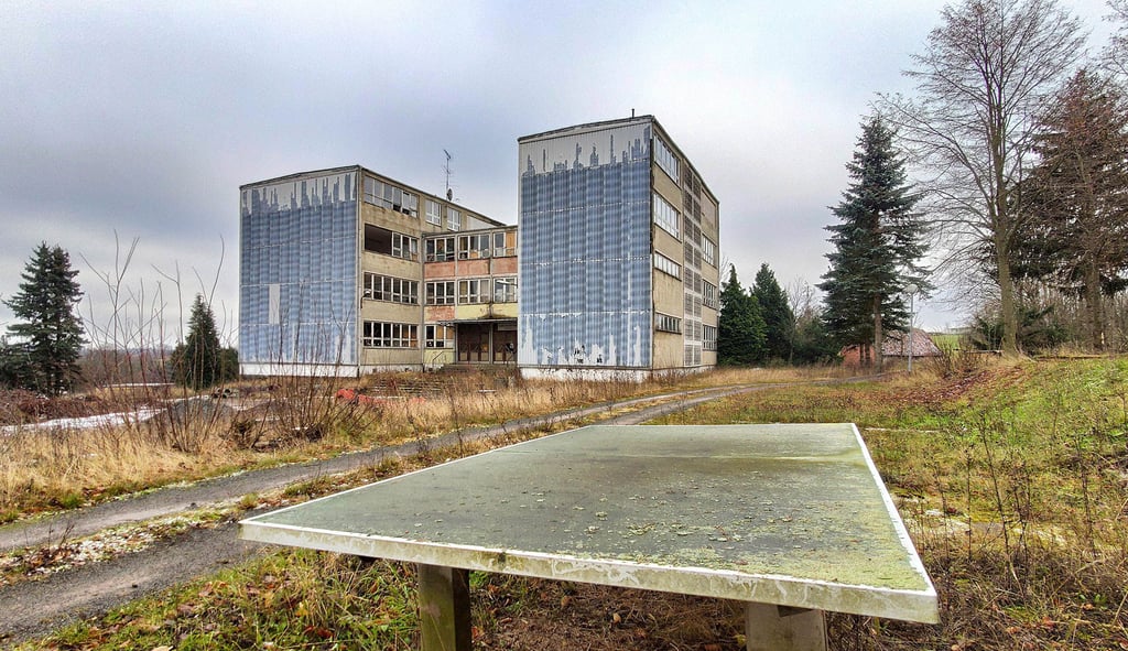 Auf einem Hügel über dem Örtchen Straßberg thront die Schule, die inzwischen ein bundesweit berühmter Lost Place ist.