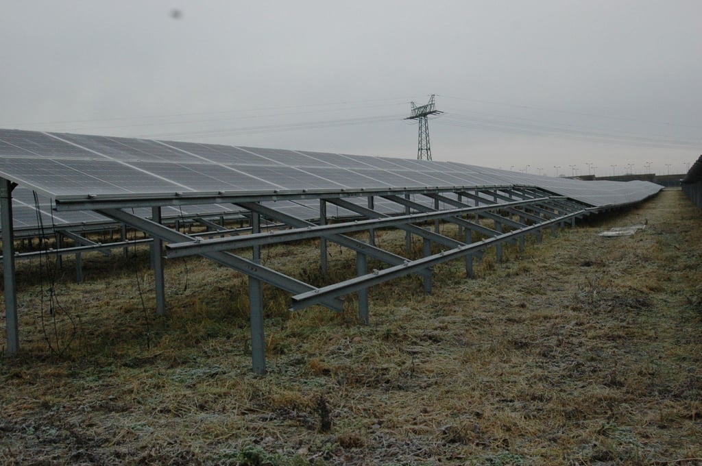 Zahlreich Solarmodule bauten Diebe von dieser Anlage bei Tangermünde ab.