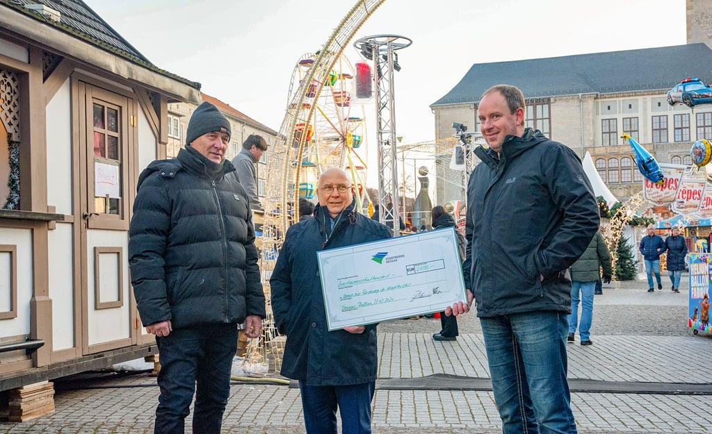 Stadwerkechef Thomas Zänger überreichte auf dem Adventsmarkt an Matthias Brief, Vorsitzender des Vereins zur Förderung der Stadtkultur, und Dirk Merkel eine Spende über 2.500 Euro, um die Arbeit des Vereins zu unterstützen. Wie Brief informiert, werden mit dem Geld Hochleistungsbeamer für Fassadenprojektionen angeschafft. „Mit diesem Videomapping an Gebäuden werden Großveranstaltungen noch attraktiver“, freut sich Brief.
