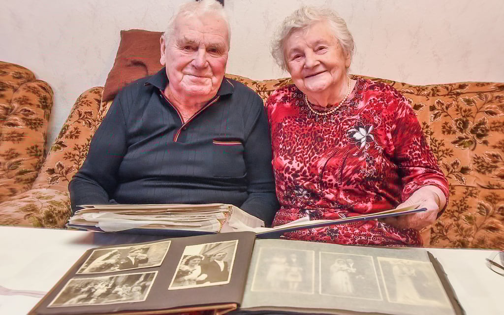 Helmut und Helga Pietsch blicken gern zurück und blättern in ihren Fotoalben.