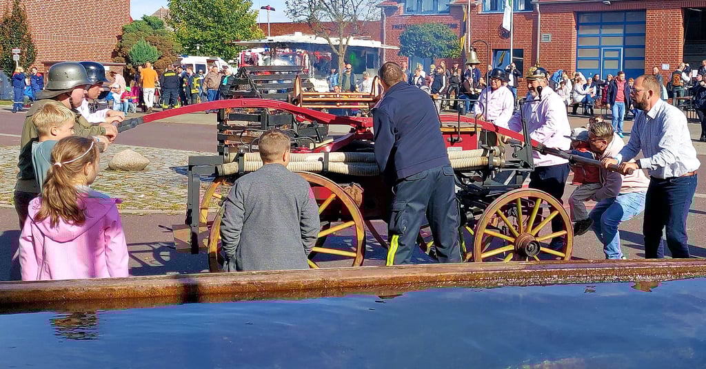 110 Jahre Feuerwehr Gerwisch: Demonstration alter Pferdespritzentechnik beim großen Familienfest vor dem Feuerwehrgerätehaus.
