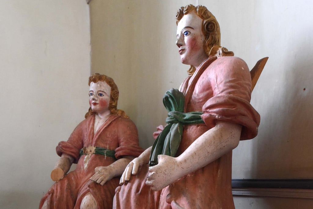 Diese beiden Engel in der Kirche in Schadeleben brauchen Hilfe.