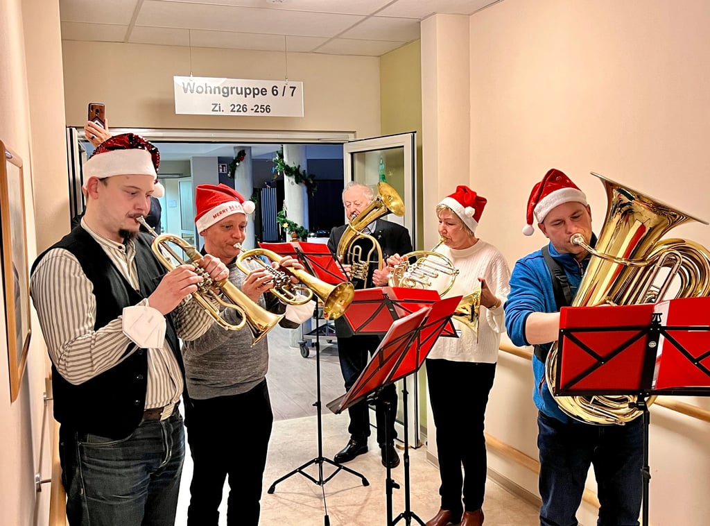 Weihnachtskonzert Roßlauer Blasorchester in einem der Pflegeheime des Schwesternverbandes.