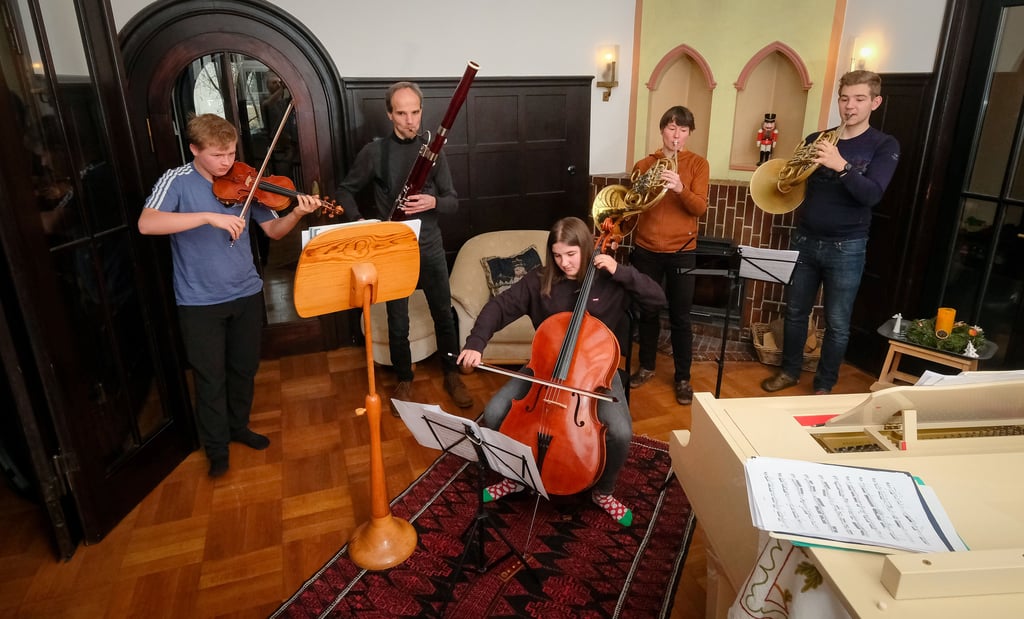Die Familie Borggrefe musiziert geeinsamen zum Weihnachtsfest.
