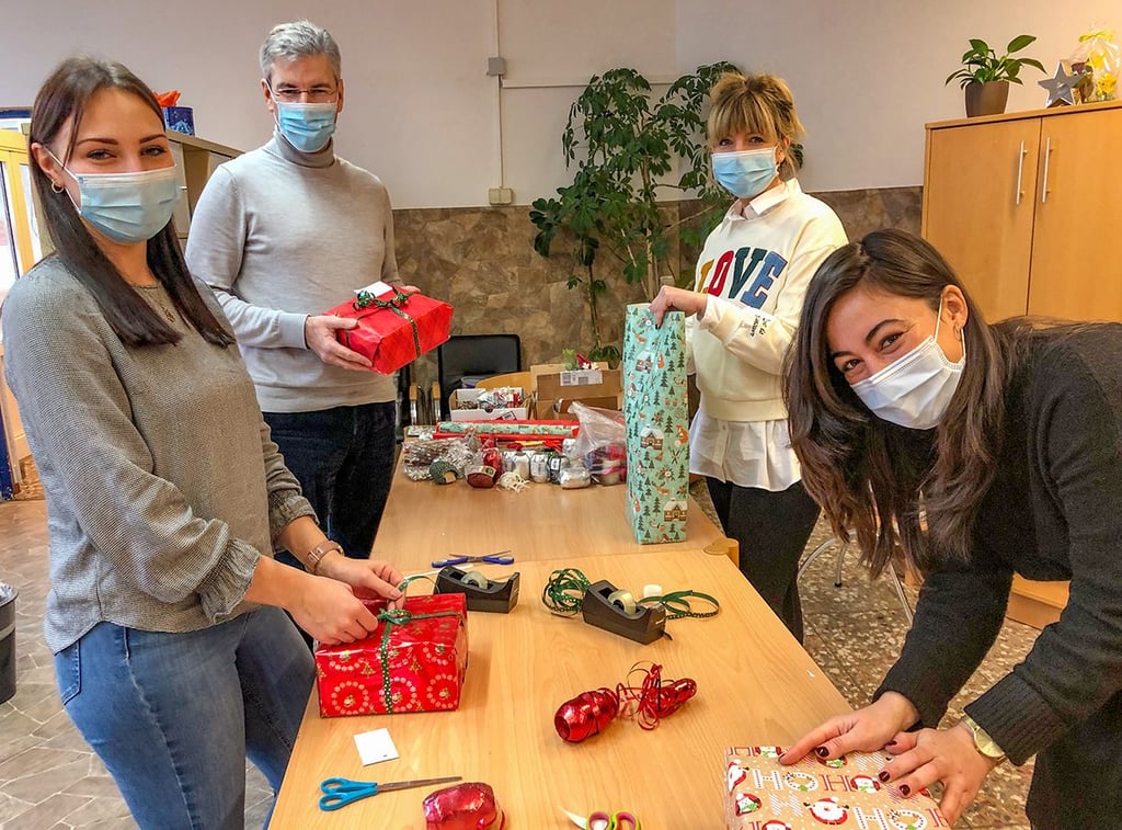 Anja Domienik, Helge Gerullis, Anja Bente und Hilal Hanslik (v. l.) von den Stadtwerken Merseburg packen die vorbereiteten Päckchen ein.