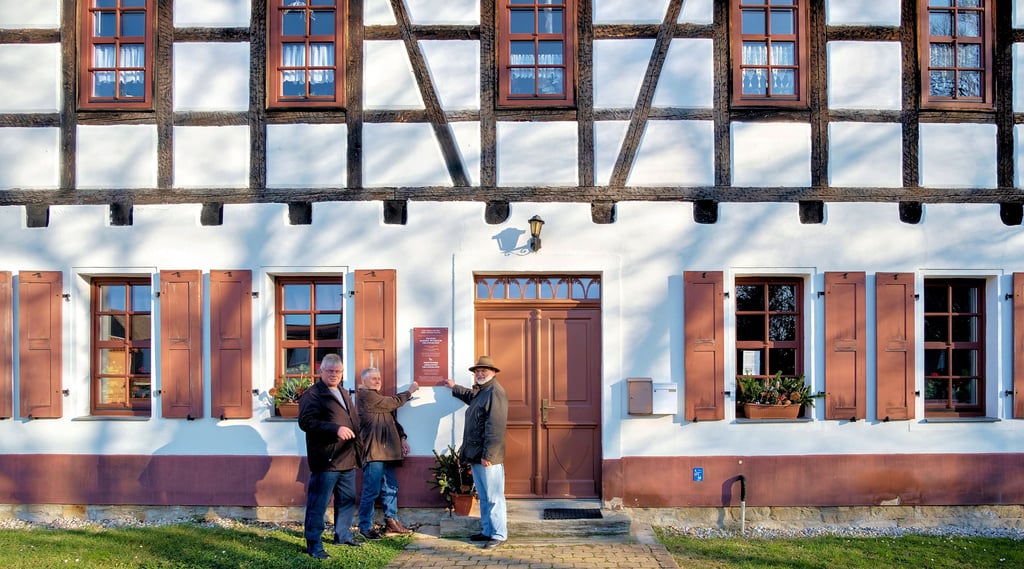 Bernd Jäger, Rainer Helms und Rolf Hausch (von links) sind froh, dass nun am ehemaligen Zangenberger Pfarrhaus eine Tafel an die Ornithologen August Wilhelm Thienemann und Johannes Thienemann erinnert.