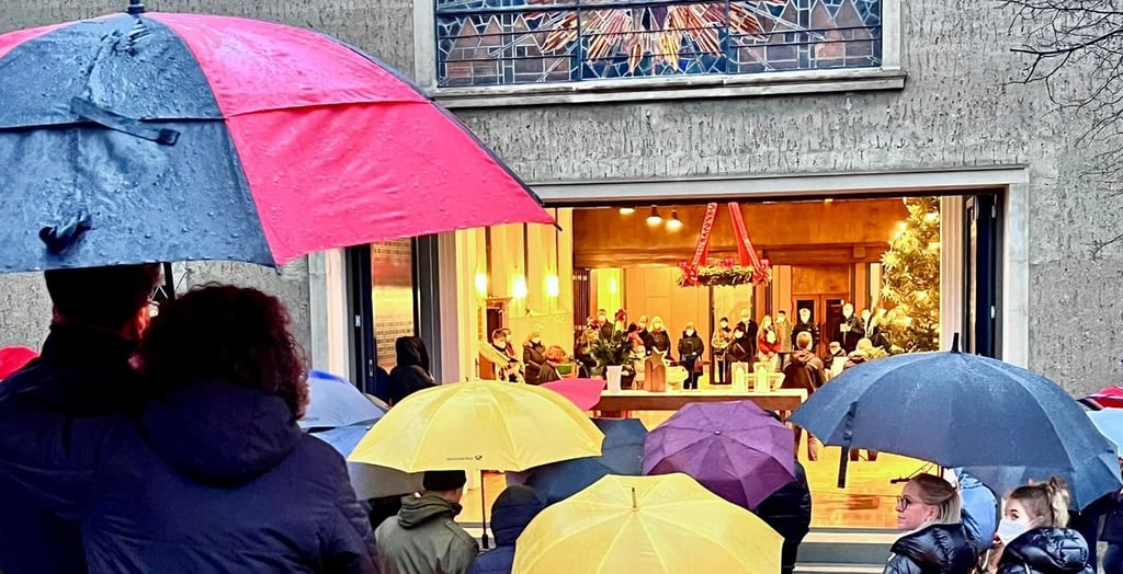 Heiligabend vor der Auferstehungskirche