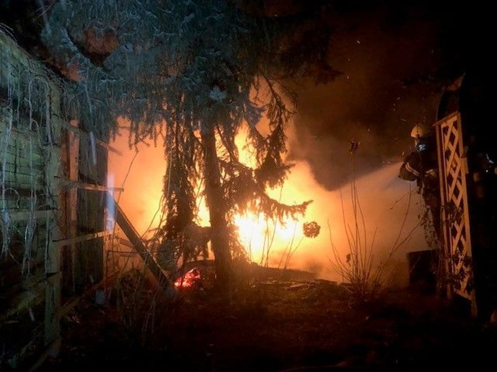Eine Gartenlaube ist am Sonnabend (25. Dezember) in Ströbeck bei Halberstadt in Brand geraten. Das Feuer griff auch auf umstehende Bäume und einen Gartenzaun über.