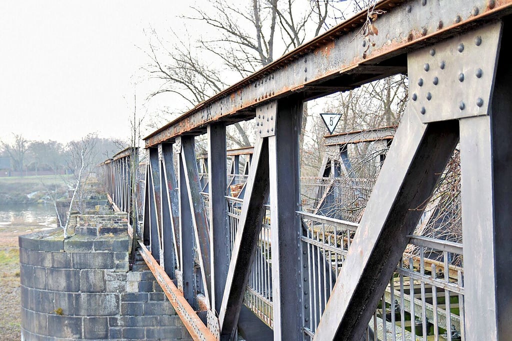 Auf der Brücke über die Alte Elbe in Magdeburg rollten einst Panzer. Allerdings nicht auf dem Weg nach Metz in Frankreich.