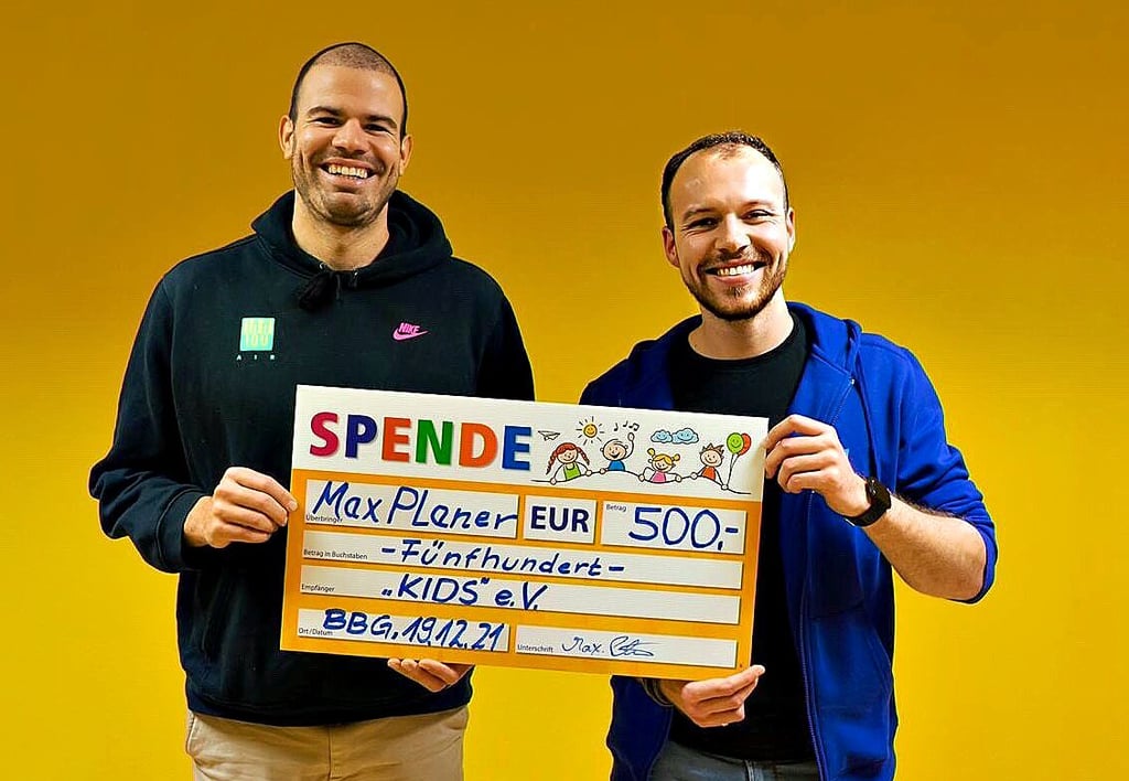Maximilian Planer überreicht einen Scheck über 500 Euro an Max Liebrecht.