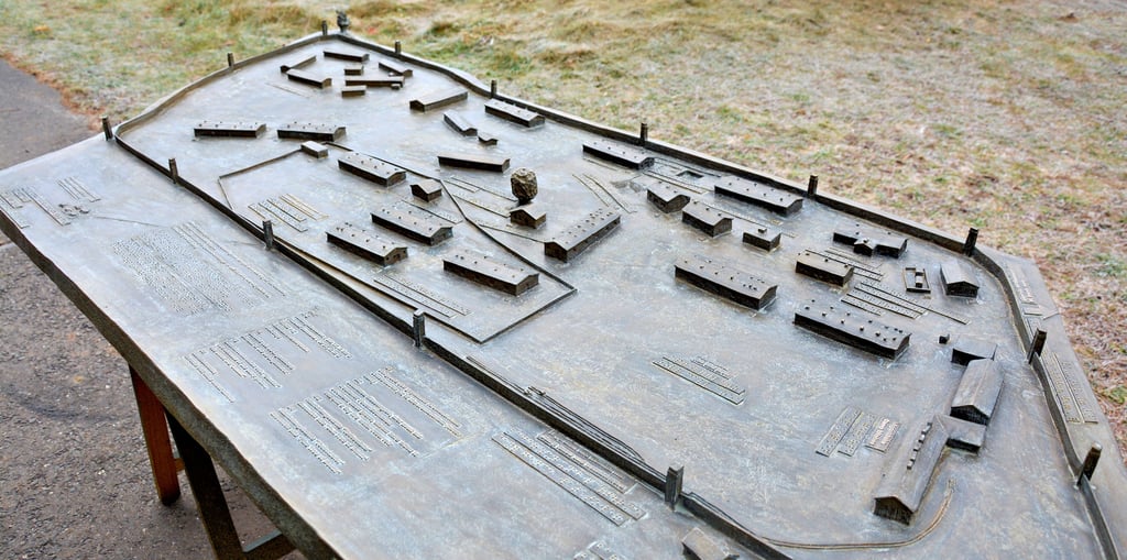 Das Modell des Lagergeländes – so, wie es am 10. April 1945 ausgesehen haben dürfte. Viele Details sind erkennbar – unter anderem zwei Eisenbahnloren am Lagerzaun (unten im Bild).