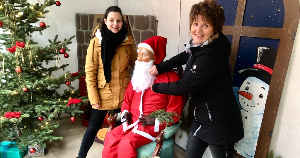 Stadtgalerie weihnachtlich: Diese Schaufenster wären sonst leer, weil die dazugehörenden Läden leerstehen. Dank des Sachgebiets Kultur und Tourismus wird das Schmücken und Gestalten zusätzlich übernommen. Federführend ist Kerstin Müller (rechts). Sie kam mit Sachgebietsleiterin Maria Magdalena Fischer zum Treff im Schaufenster.