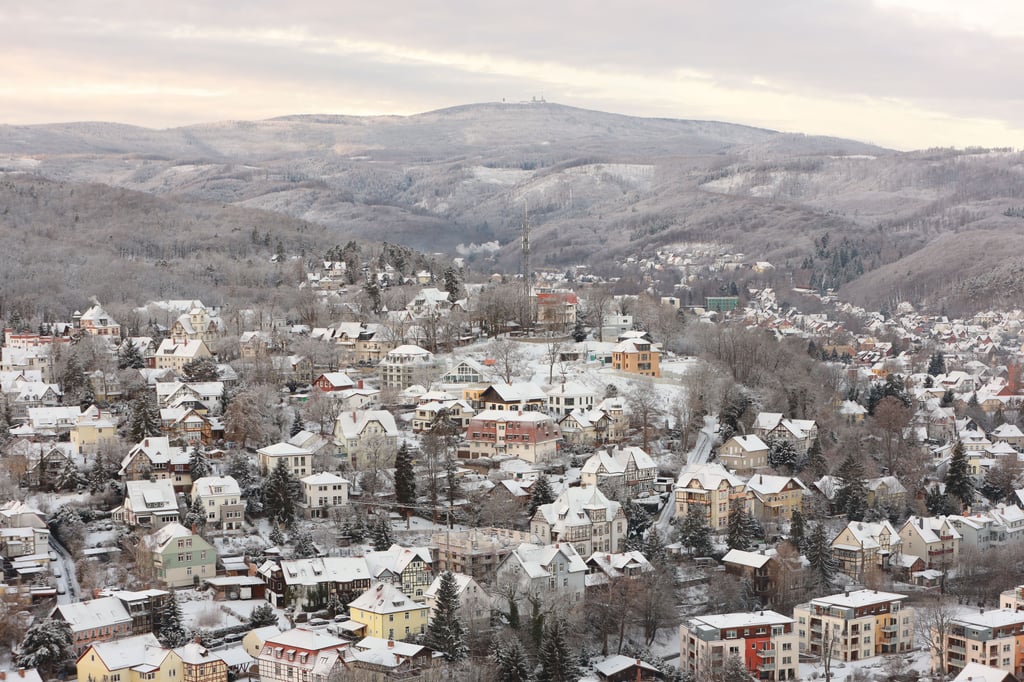 Schnee gehört für viele zum Weihnachtsfest genauso dazu wie ein Tannenbaum. Bis kurz vorm Fest haben die Wettermodelle mit Blick auf weiße Weihnacht kein einheitliches Bild gezeigt. Doch im Harz hat sich der Wunsch der weißen Weihnacht erfüllt.